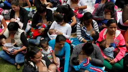 Para ibu saat menyusui bayi mereka selama memperingati Pekan ASI Dunia di Bogota, Kolombia (3/8). Aksi ini untuk mengkampanyekan pentingnya manfaat Air Susu Ibu (ASI) untuk kesehatan bayi dan balita. (REUTERS/John Vizcaino)