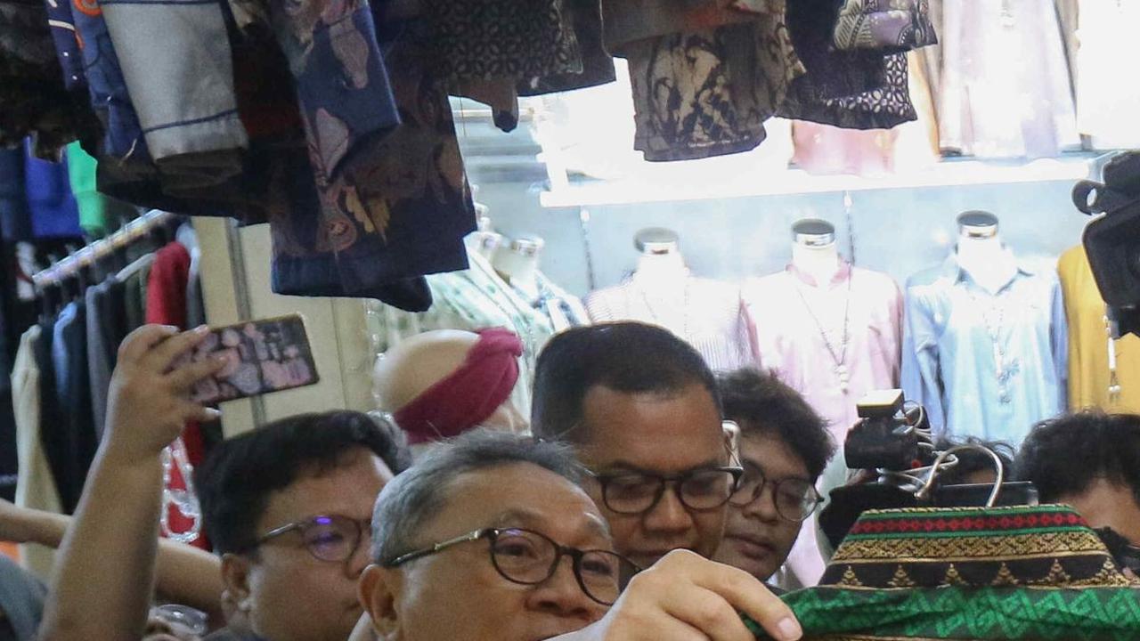 Zulhas mengaku senang melihat ramainya aktivitas perdagangan di Pasar Tanah Abang.&nbsp;Liputan6.com/Herman Zakharia
