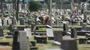 Petugas membersihkan makam di TPU Tanah Kusir, Jakarta, Selasa (29/8). Sudin Kehutanan DKI Jakarta berencana memperluas area TPU Tanah Kusir. Perluasan dilakukan karena kebutuhan lahan pemakaman sangat tinggi. (Liputan6.com/Helmi Fithriansyah)