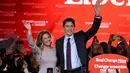 Pemimpin Partai Liberal, Justin Trudeau dan istri, Sophie Gregoire melambaikan tangan ke pendukungnya usai memberikan pidato kemenangannya pada pemilihan umum di Montreal, Quebec, Kanada, Senin (19/10). (Reuters/ Chris Wattie)