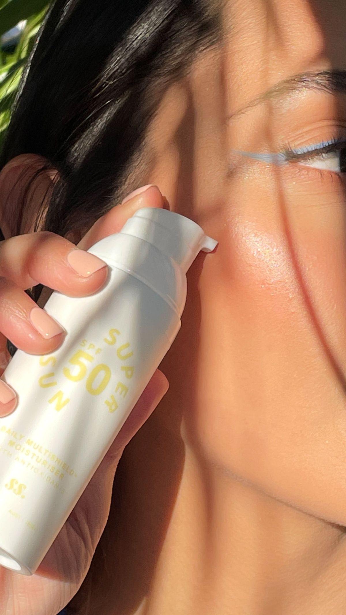 Dalam memilih sunscreen spray, penting untuk memperhatikan kandungan dan instruksi penggunaannya.&nbsp;