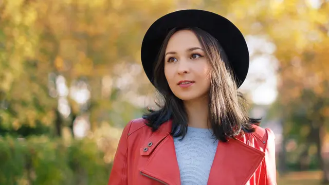 perempuan memakai topi tegas mandiri