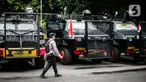 Petugas kepolisian melintas di depan mobil taktis yang disiapkan untuk pengamanan terkait pemeriksaan Rizieq Shihab di Polda Metro Jaya, Jakarta, Senin (7/12/2020). Polda Metro Jaya mengagendakan pemeriksaan terhadap Habib Rizieq Shihab (HRS) hari ini. (Liputan6.com/Faizal Fanani)