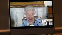 Ratu Elizabeth II memberikan senyuman pertamanya di depan publik sejak pemakaman Pangeran Philip. (Foto: Twitter Royal Family)