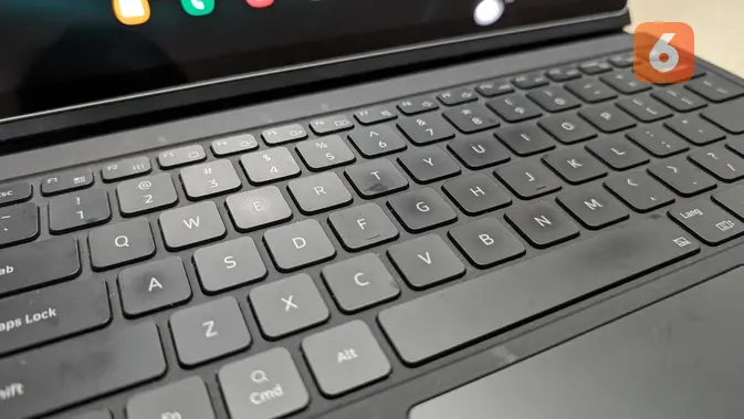 <p>Keyboard Galaxy Tab S9 FE Plus nyaman untuk mengetik layaknya di laptop biasa. (Liputan6.com/ Yuslianson)</p>