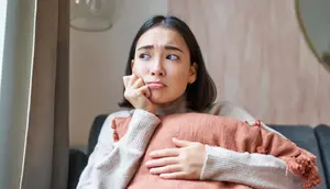 Tanda Kamu Terlalu Sering Memikirkan Pendapat Orang Lain, dari Kecemasan hingga Kehilangan Jati Diri