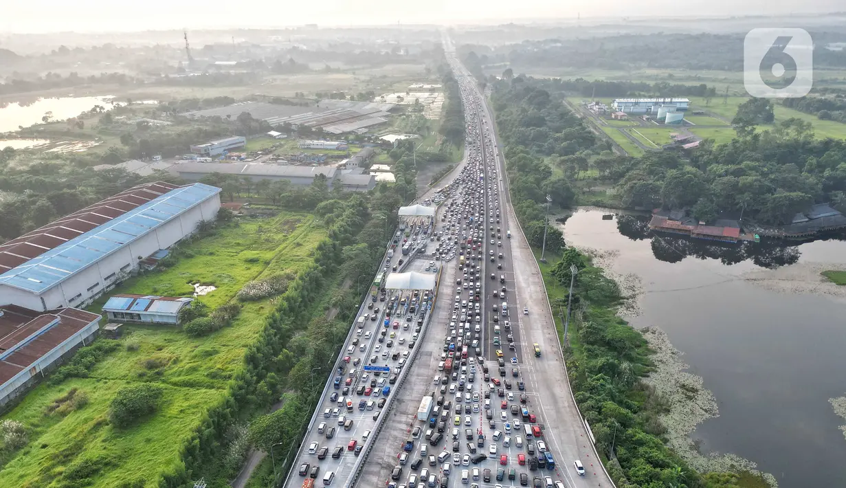 Vice President Corporate Secretary and Legal PT Jasamarga Transjawa Tol Ria Marlinda Paaloo di Bekasi, Selasa, mengatakan volume kendaraan yang melintasi Tol Jakarta-Cikampek menjelang Lebaran 2023 ini terus mengalami kenaikan. (Liputan6.com/Angga Yuniar)