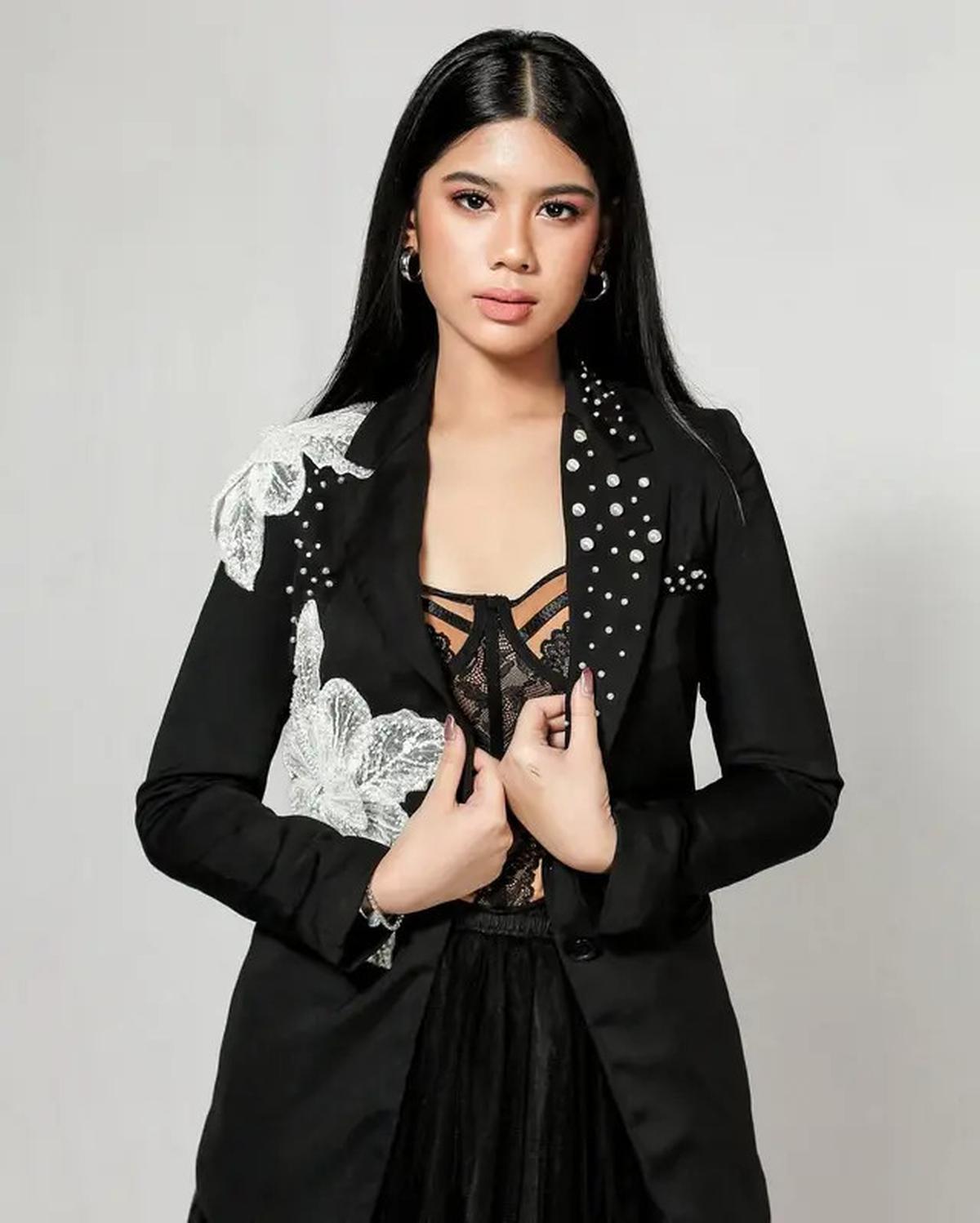 4 Gaya Fierce Almira Yudhoyono dengan Bustier Renda dan Blazer Hitam, Elegan dan Powerful
