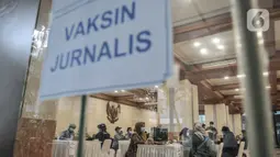 Tim medis saat memeriksa riwayat kesehatan peserta jurnalis sebelum mengikuti vaksinasi Covid-19 di Balai Kota, Jakarta, Senin (29/3/2021). Vaksinasi ini dimulai pada 24 Maret 2021 hingga 15 April 2021 untuk dosis pertama dengan target 400 orang per hari. (merdeka.com/Iqbal S. Nugroho)