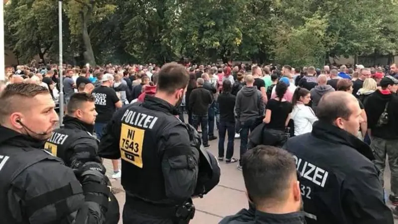 Polisi Jerman berjaga di lokasi demonstrasi terkait isu imigran di kota Köthen, Minggu 9 September 2018 (AFP)
