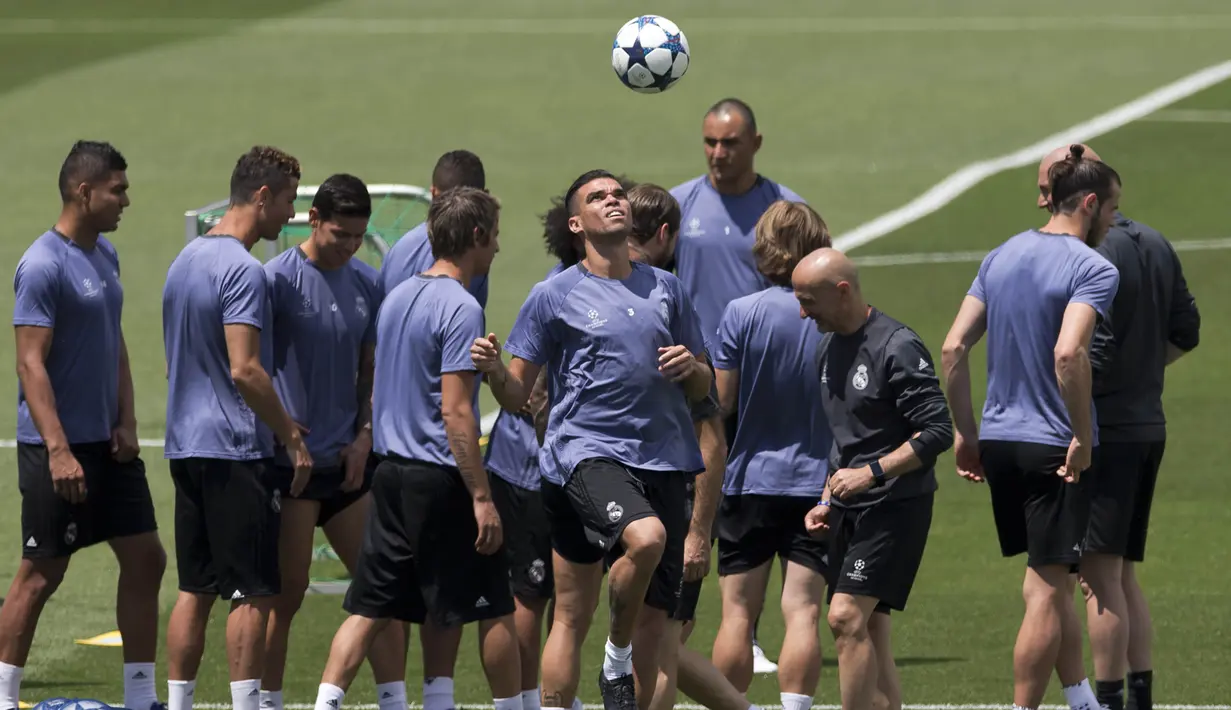 Pemain Real Madrid, Pepe saat mengikuti sesi latihan jelang laga final Liga Champions di Madrid, Spanyol (30/05/3017). Di laga final nanti Real Madrid akan berhadapan dengan Juventus. (AP/Paul White) 