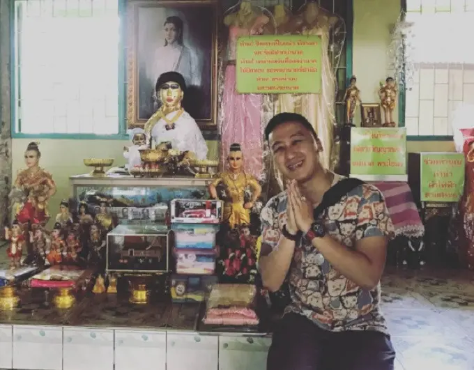 Salah satu pengunjung yang melihat dan berfoto di depan patung berisi arwah Mae Nak Phra Khanong (Instagram/@erick_wirawan)