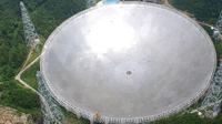 Teleskop radio raksasa di China mendeteksi sinyal berulang dari angkasa luar. (Dokumentasi FAST)