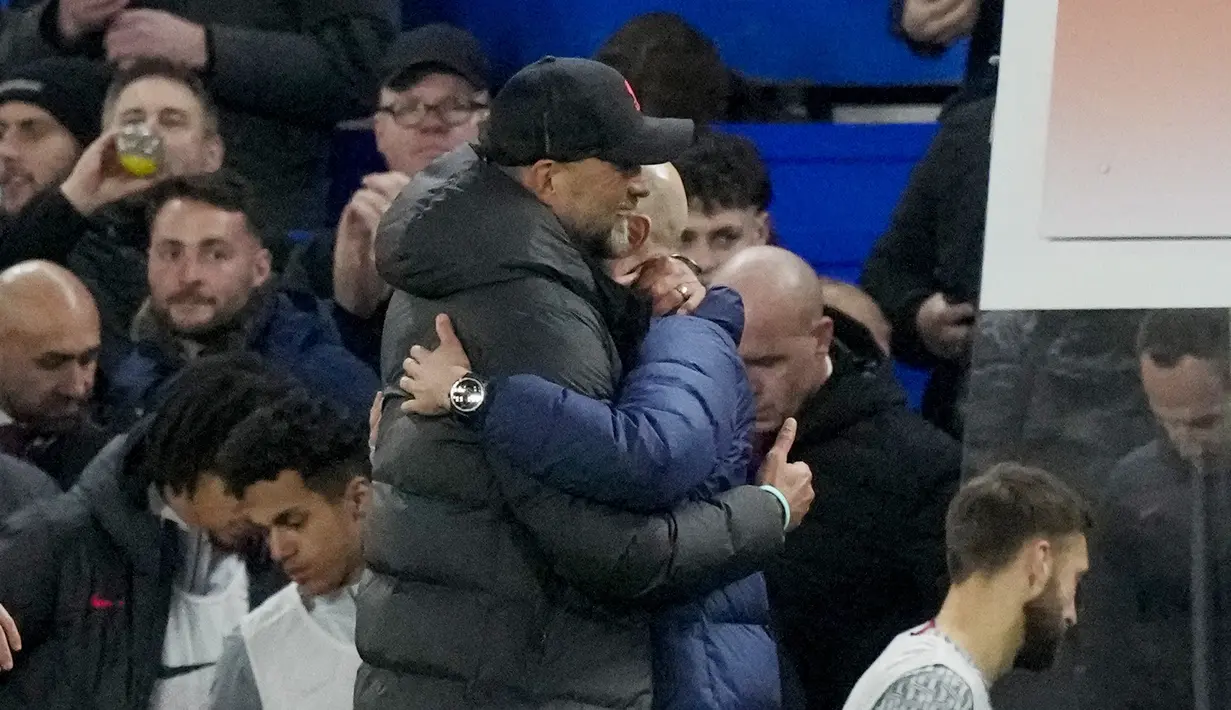 Pelatih Liverpool, Jurgen Klopp, memeluk pelatih Chelsea, Bruno Saltor, pada laga Liga Inggris di Stadion Stamford Bridge, Rabu (5/4/2023). (AP Photo/Frank Augstein)