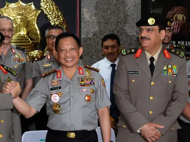 Kapolri Jenderal Pol Tito Karnavian (tengah) bersalam komando dengan Kepala Kepolisian Arab Saudi General Othman bin Nasser Al Mehrej di Jakarta, Selasa (18/4). Pertemuan untuk menindaklanjuti nota kesepahaman. (Liputan6.com/Helmi Fithriansyah)