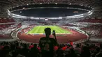 Seorang pendukung Persija Jakarta mengabadikan momen menggunakan gawainya sebelum laga terakhir BRI Liga 1 2022/2023 antara Persija Jakarta melawan PSS Sleman di Stadion Utama Gelora Bung Karno (SUGBK), Senayan, Jakarta, Sabtu (15/04/2023). (Bola.com/Bagaskara Lazuardi)
