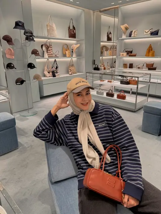 Paula Verhoeven padukan stripe long sleeve dan black jeans pants dengan hijab panjang dan topi [@paula_verhoeven]