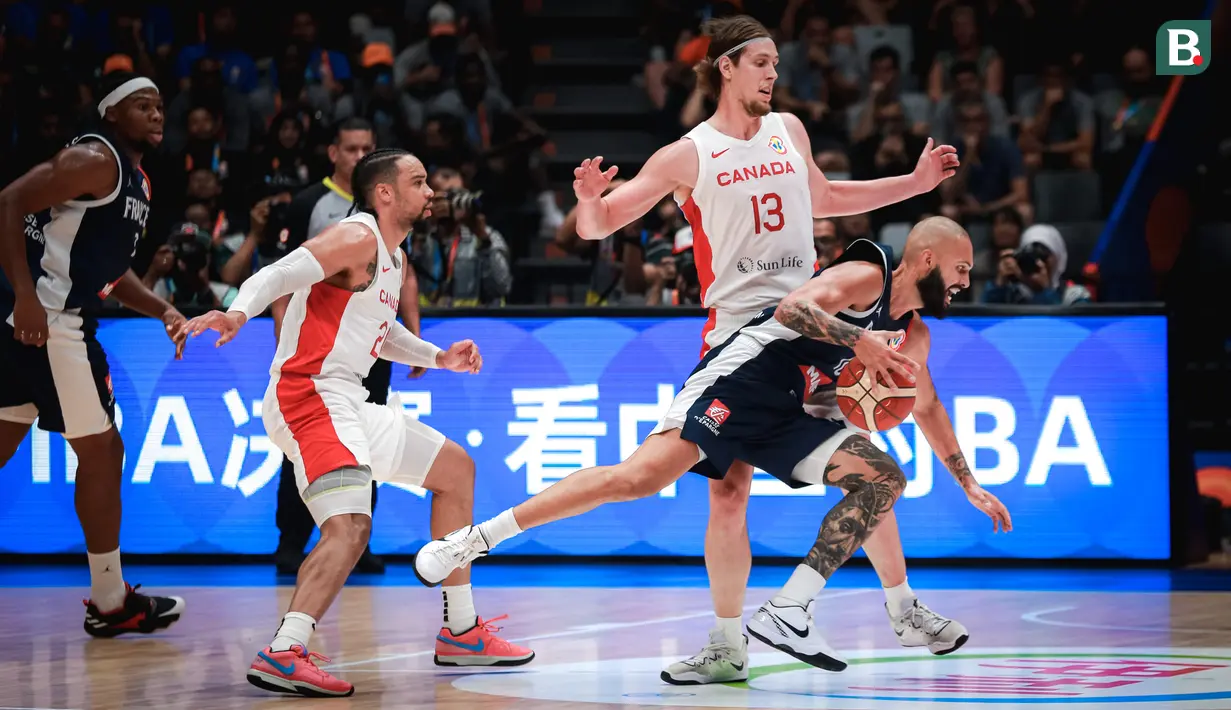 Pebasket Prancis, Evan Fournier (kanan) terjatuh setelah bertabarakan dengan pebasket Kanada, Kelly Olynyk pada laga Grup H Piala Dunia FIBA 2023 yang berlangsung di Indonesia Arena, Senayan, Jakarta, Jumat (25/08/2023). Kanada menang dengan skor 95-65. (Bola.com/Bagaskara Lazuardi)