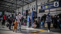 Penumpang kereta api Dharmawangsa dari Surabaya tiba di Stasiun Pasar Senen, Jakarta, Kamis (5/5/2022). Sebanyak 38.400 penumpang yang berangkat dari seluruh stasiun KA Jarak Jauh tiba di area Daop 1 Jakarta pada H+3 lebaran. (Liputan6.com/Faizal Fanani)