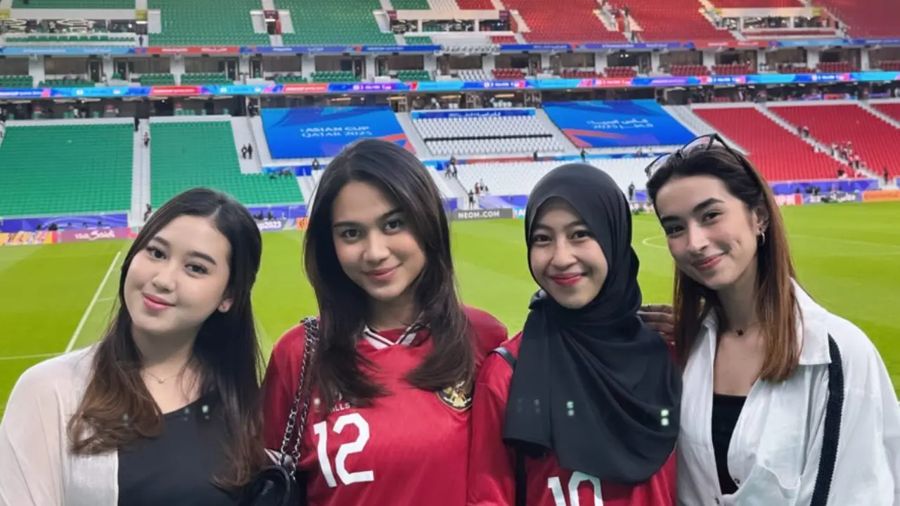 6 Gaya Aziza Salsha Nonton Pratama Arhan Bertanding di Qatar, Dari Pakai Kerudung hingga Jersey