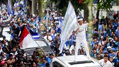 Gubernur Jawa Barat, Dedi Mulyadi, ikut merayakan Persib Bandung juara BRI Liga 1 dari Balai Kota menuju Gedung Sate, Bandung, Jawa Barat, Minggu, (25/5/2025). Pemain dan ribuan bobotoh tumpah ruah merayakan keberhasilan Maung Bandung juara Liga 1. (Bola.com/M Iqbal Ichsan)