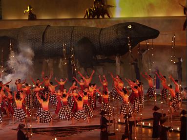 Tari Kecak dari Bali ditampilkan saat pembukaan Asian Para Games di SUGBK, Jakarta, Sabtu (06/10/2018). Pembukaan Asian Para Games kental dengan nuansa nusantara. (Bola.com/M Iqbal Ichsan)