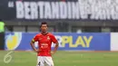 Kapten tim Persija, Ismed Sofyan termangu saat laga melawan Mitra Kukar pada lanjutan Liga 1 Indonesia di Stadion Patriot Candrabhaga, Bekasi, Minggu (14/5). Laga kedua tim berakhir imbang 1-1. (Liputan6.com/Helmi Fithriansyah)