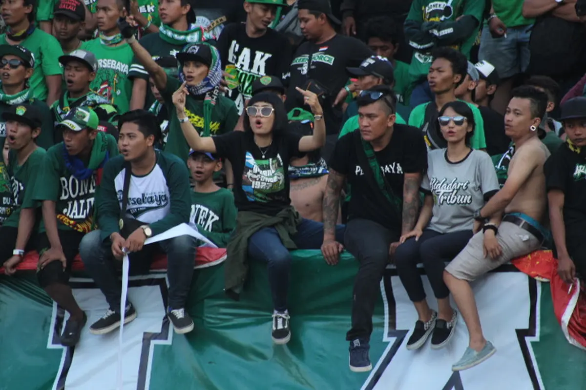Aksi Bonek Mania saat Persebaya lawan Arema
