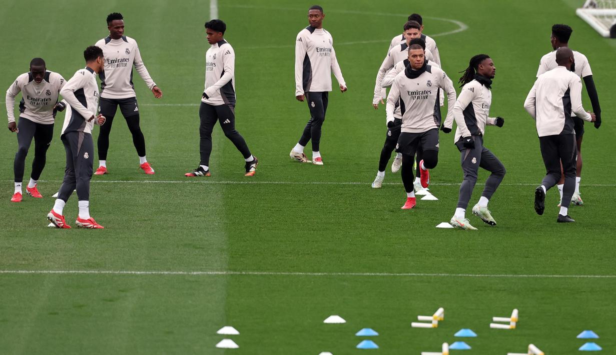 Leg pertama babak 16 besar Liga Champions 2024/2025 antara Real Madrid vs Atletico Madrid diprediksi akan berlangsung sengit. (Thomas COEX/AFP)