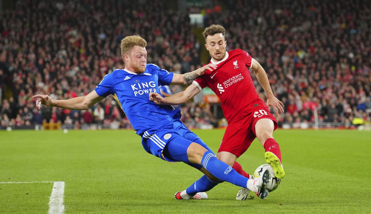 Pemain Liverpool, Diogo Jota (kanan) berebut bola dengan pemain Leicester City, Harry Soutar saat laga putaran ketiga Carabao Cup 2023/2024 di Anfield, Liverpool, Inggris, Kamis (28/09/2023) dini hari WIB. (AP Photo/Jon Super)