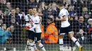  Pemain Tottenham, Christian Eriksen (tengah)  merayakan golnya bersama rekan-erkannya saat melawan AFC Bournemouth pada lanjutan liga Inggris di Stadion White Hart Lane, London, Minggu (20/3/2016). (Reuters/Darren Staples)