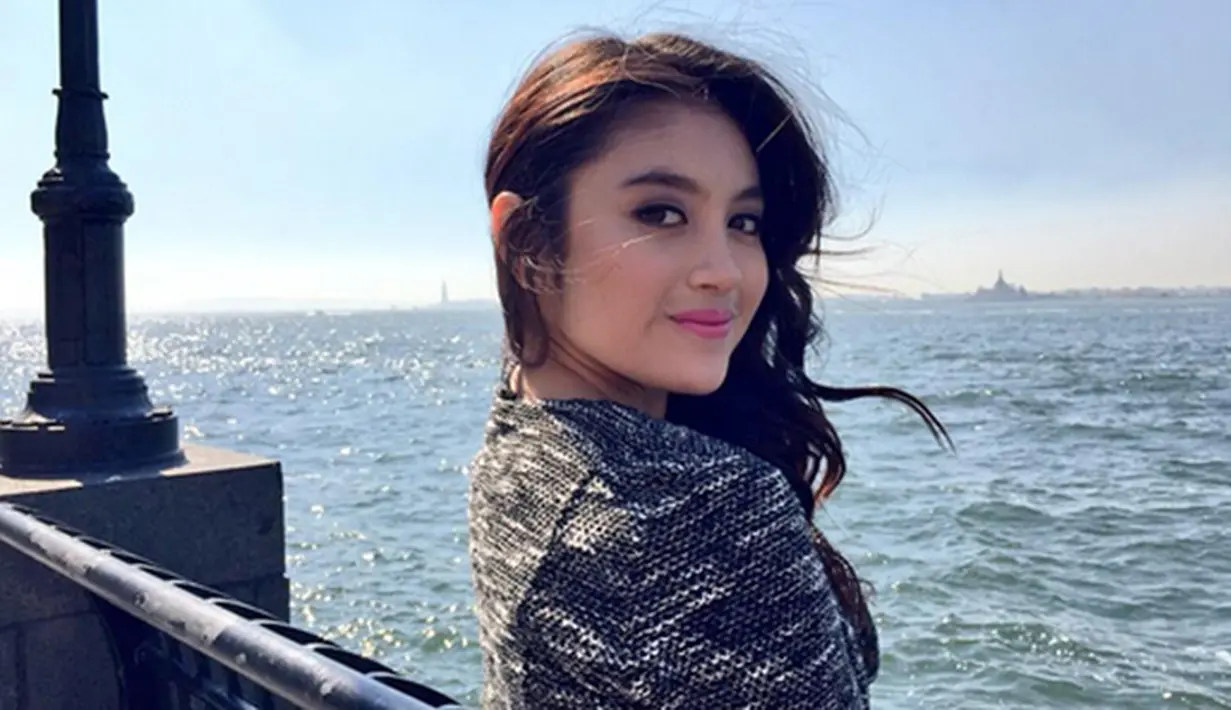 Sederet bintang muda yang tampil di film garapan Rocky Soraya ini yaitu Nabilah JKT48, Herjunot Ali, Boy William, Sam Brodie dan Annabella Jusuf. (Via Twitter/@NabilahJKT48)