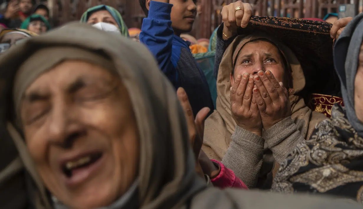 Umat Muslim Kashmir menangis saat berdoa dalam peringatan hari ulang tahunnya meninggalnya Syekh Abdul Qadir Jeelani di Srinagar, Kashmir yang dikuasai India, Rabu (17/11/2021). Peringatan hari meninggalnya Syekh Abdul Qadir Jeelani diikuti oleh ratusan Muslim Kashmir Sufi. (AP Photo/Mukhtar Khan)