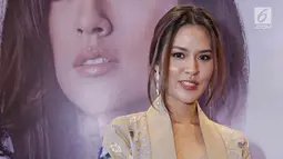 Penyanyi Raisa saat jumpa pers soundtrack film Ayat-Ayat Cinta 2 di kawasan Setiabudi, Jakarta, Senin (27/11). Raisa mengisi soundtrack film Ayat-Ayat Cinta 2 dengan lagu berjudul "Teduhnya Wanita ". (Liputan6.com/Herman Zakharia)