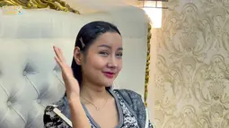 Lucinta Luna akhirnya memperlihatkan wajah barunya ke publik untuk pertama kalinya, setelah menjalani operasi plastik di Korea. (Foto: Youtube/ Lucinta Luna TV)