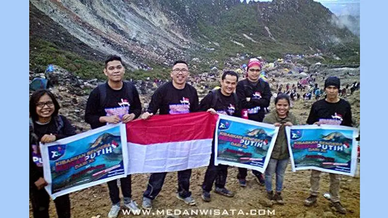 Kibarkan Bendera Merah Putih di Gunung Sibayak 