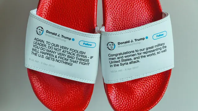 Sandal bertuliskan tweet Presiden Donald Trump (Sam Morrison / PresidentFlipFlops.com)