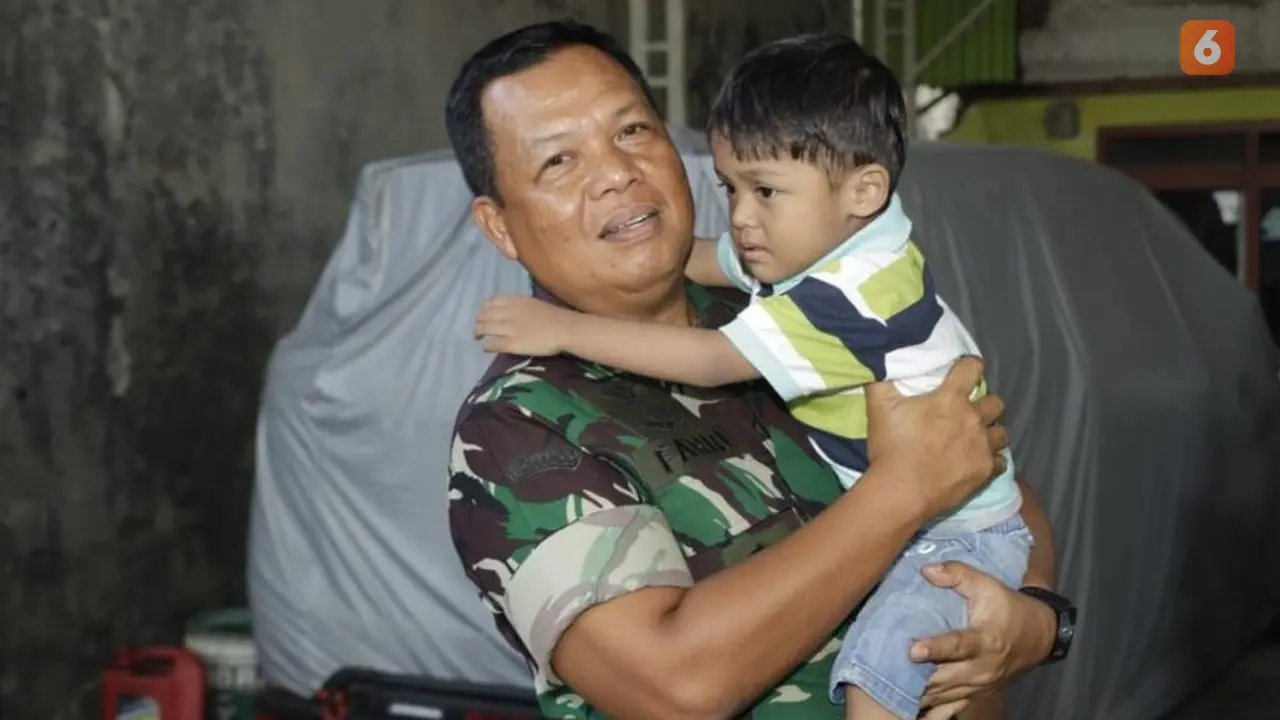 Pangdam V/Brawijaya, Mayjen TNI Farid Makruf saat mengunjungi putra almarhum Sertu Eka Andriyanto Hasibuan