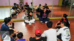 Indah Dewi Pertiwi saat berbagi tips kepada 3 grup Dance peserta Torabika Cappuccino Cool Expression, Jakarta, Senin (2/6/2016). Toracino Cool Expresion gelar coaching dance untuk 3 finalis. (Liputan6.com/Yoppy Renato)