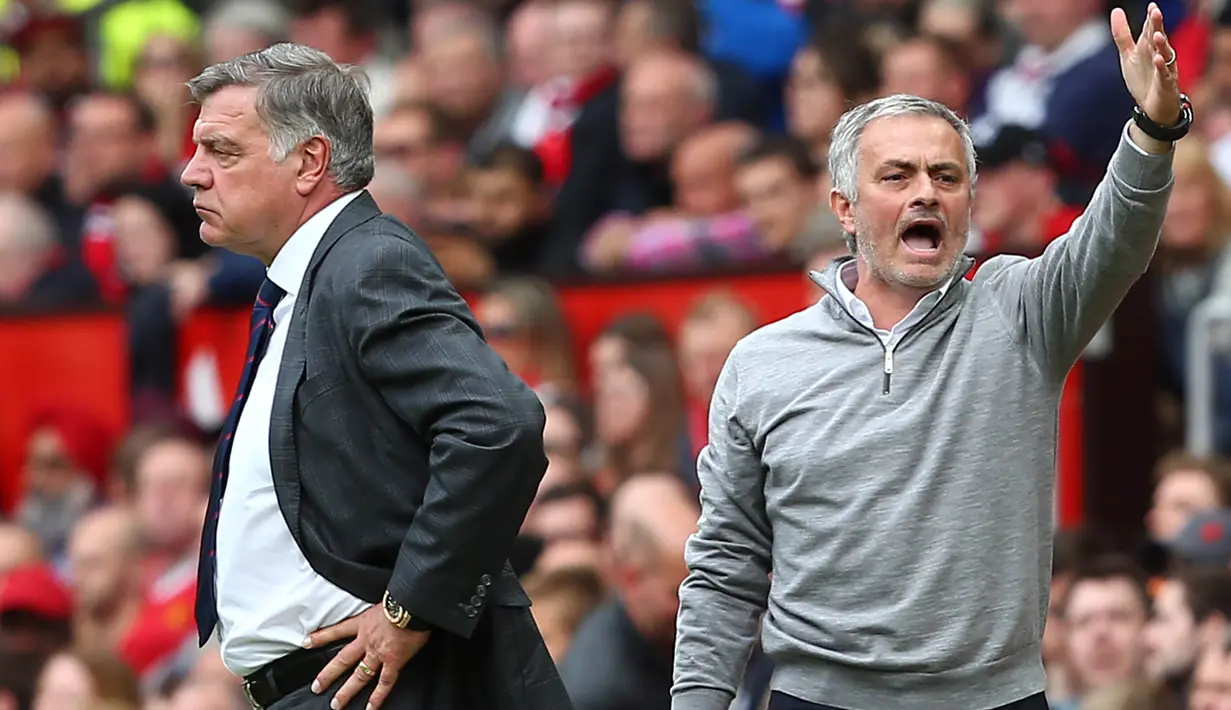 Pelatih Manchester United, Jose Mourinho, memberikan instruksi saat melawan Crystal Palace pada laga Premier League di Stadion Old Trafford, Inggris, Minggu (21/5/2017). MU menang 2-0 atas Palace. (EPA/Tim Keeton)