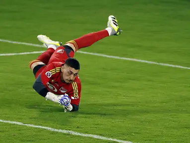 Kiper MLS-All Stars, Djordje Petrovic, berhasil menghalau bola saat pertandingan melawan Arsenal yang berlangsung di Audi Field, Washington (19/7/2023). (AFP/ Getty Images/Tasos Katopodis)