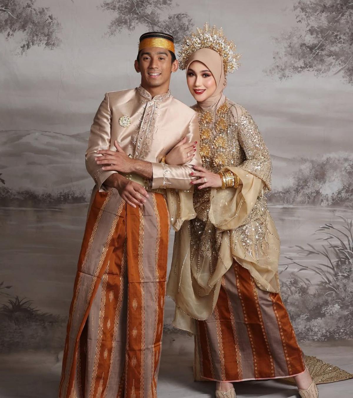 Potret Marini Zumarnis dan Keluarga Pakai Baju Adat Bugis, Penampilan Daffa Wardhana Curi Perhatian