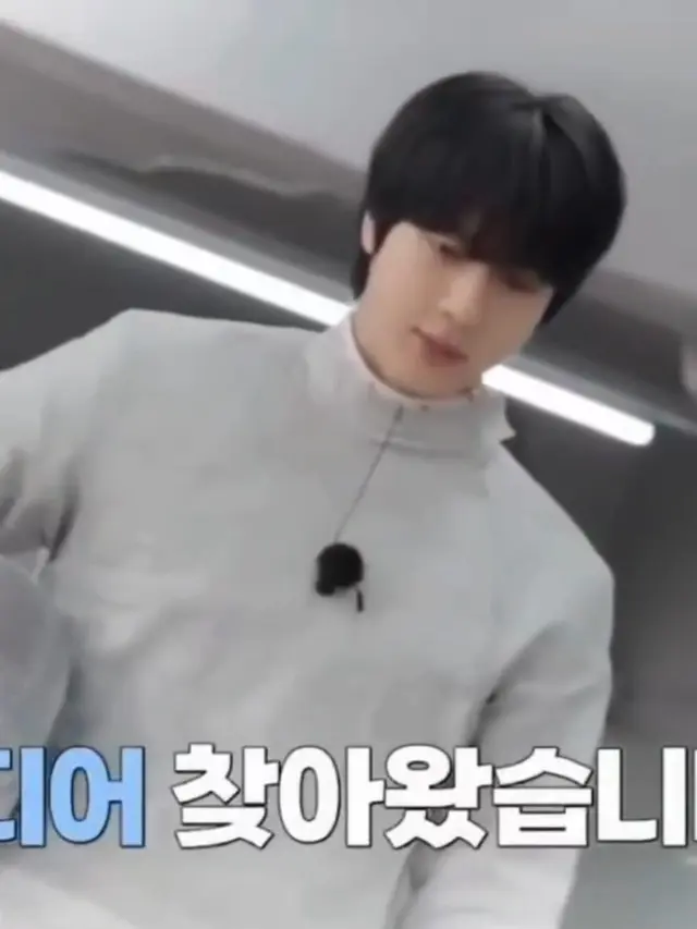 Potret Jin BTS Pakai Kostum Anggar. (sember: allkpop)