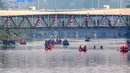 Ratusan personel gabungan TNI/ POLRI dan petugas penanganan prasarana dan sarana umum (PPSU) mengangkat sampah liar di Kanal Banjir Barat kawasan RPTRA Kalijodoh Jakarta, Sabtu , 15 Agustus 2026. (KLY/ Arie Basuki).