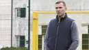 Mantan penyerang AC Milan Andriy Shevchenko, yang baru direkrut sebagai pelatih Genoa pada hari Minggu, tiba di Genoa, Italia, Senin (8/11/2021). Sebelumnya, ia juga melatih Tim Nasional (Timnas) Ukraina sebelum mundur pada Agustus 2021. (Tano Pecoraro/LaPresse via AP)