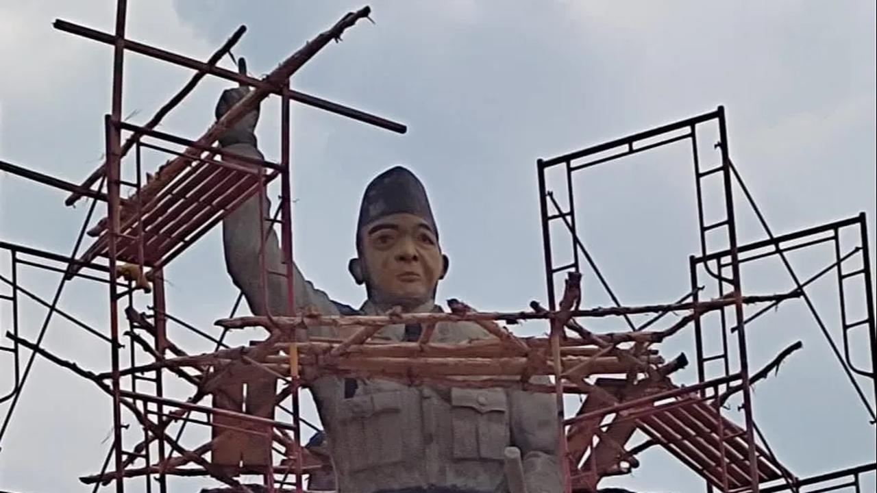 Kenyataannya, patung tersebut menuai kritikan publik karena bentuknya tidak mirip aslinya. Ardi Arpian mengklaim pembangunannya belum rampung sepenuhnya.