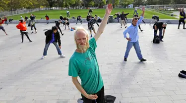 Whitey Christian mengikuti kelas seni bela diri tai chi di Perpustakaan Umum Salt Lake,  Salt Lake City, Amerika Serikat, Rabu (2/10/2019). Kelas tai chi gratis ini dijalankan oleh pasangan pensiunan, Bernie dan Marita Hart. (AP Photo/Rick Bowmer)