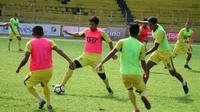 Semen Padang saat sesi latihan. (Bola.com/Arya Sikumbang)