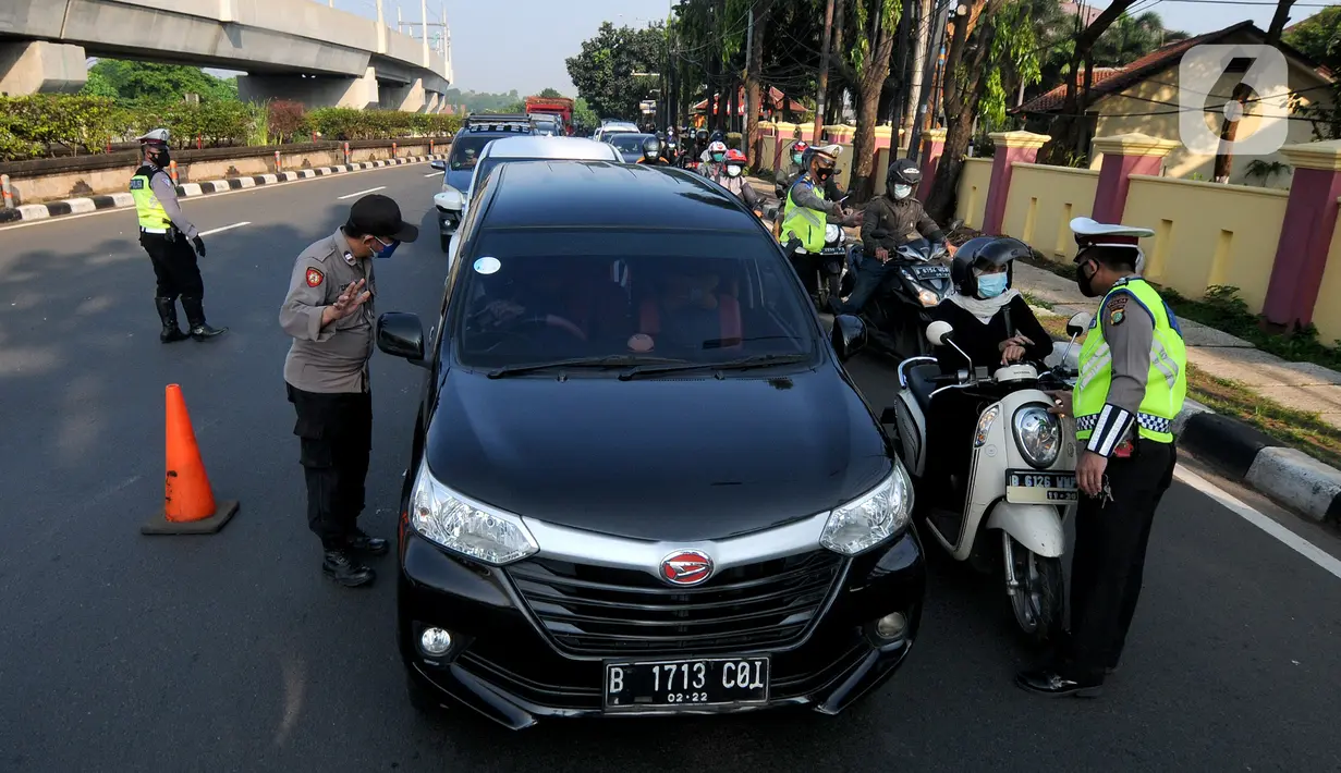 Petugas memeriksa identitas pengendara dalam rangka Pemberlakuan Pembatasan Kegiatan Masyarakat (PPKM) Darurat di pos penyekatan Pasar Jumat, Jakarta, Sabtu (3/7/2021). Polda Metro Jaya menyiapkan 63 titik penyekatan selama penerapan PPKM Darurat di Jakarta dan sekitarnya. (merdeka.com/Arie Basuki)