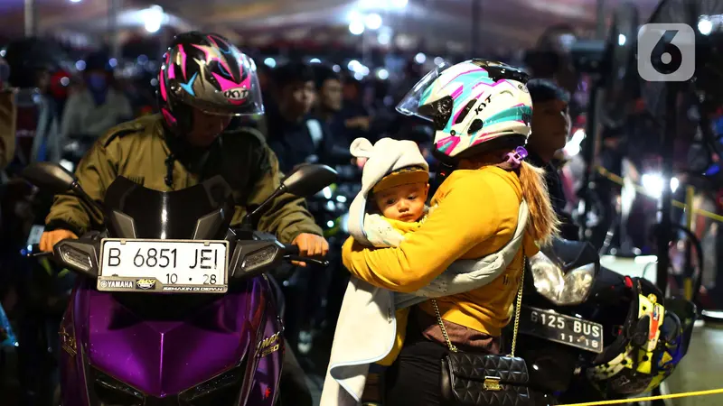 Ekspresi Anak-anak Pemudik Bermotor di Pelabuhan Ciwandan Banten